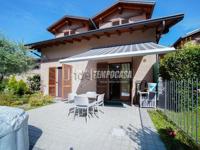Casa in vendita a Buguggiate, Lombardia