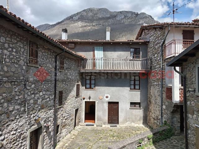 Casa in vendita a Corfino, Villa Collemandina