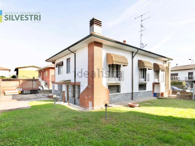 Casa in vendita a Cameri, Novara