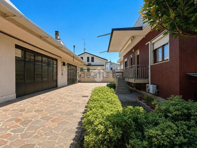 Casa in vendita a Valera, Varedo