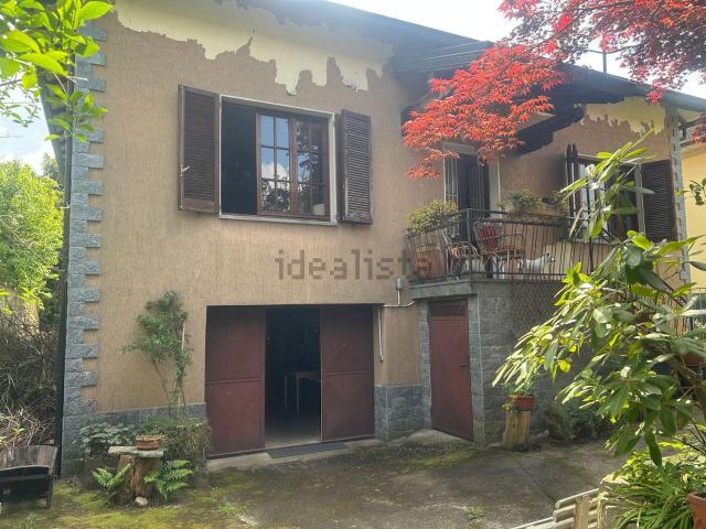 Casa in vendita a Angera, Lombardia