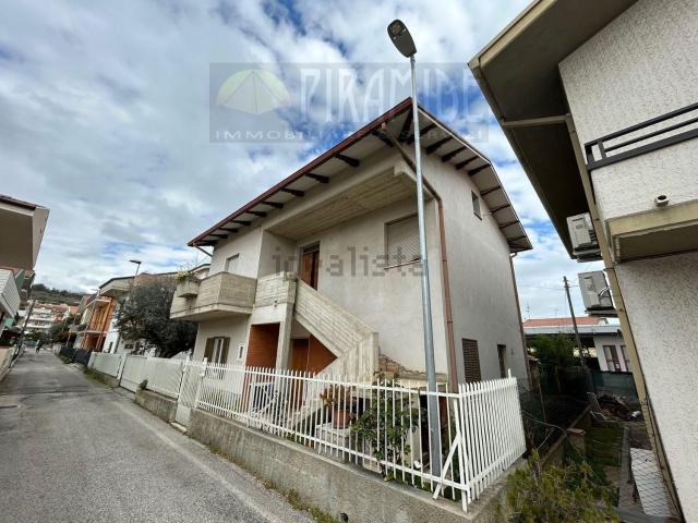Casa in vendita a Unione dei Comuni della Val Vibrata, Tortoreto