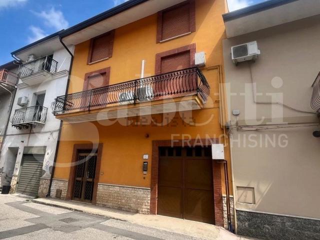 Casa in vendita a Calvi Risorta, Campania