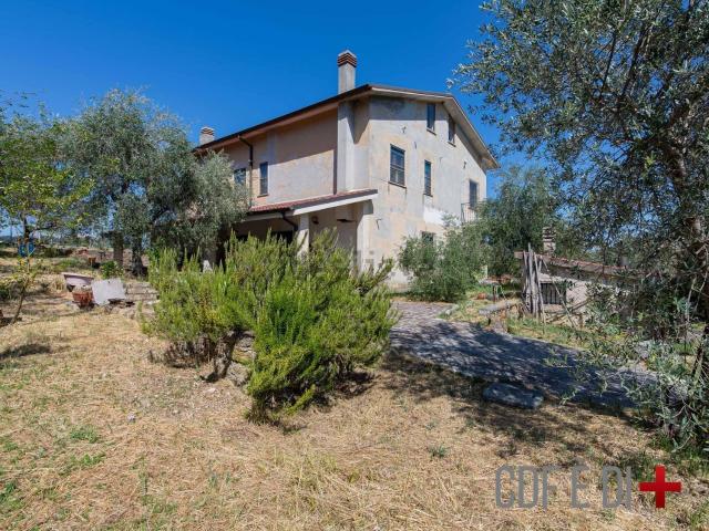 Casa in vendita a Toffia, Lazio