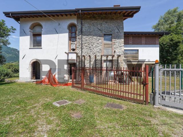 Casa in vendita a Caprino Bergamasco, Lombardia