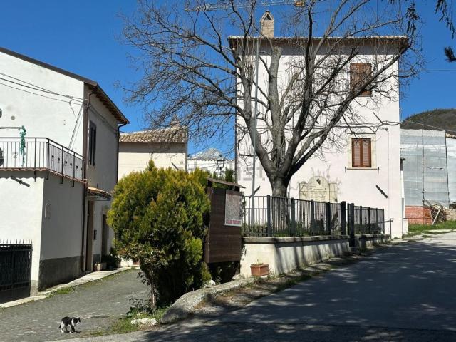 Casa in vendita a Villa Santa Lucia Degli Abruzzi, Abruzzo