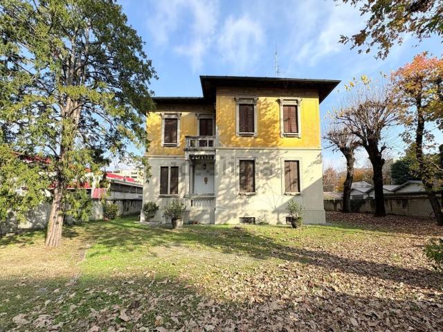 Casa in vendita a Meda, Lombardia