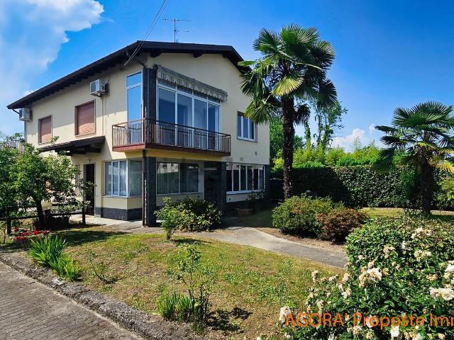 Casa in vendita a Angera, Lombardia