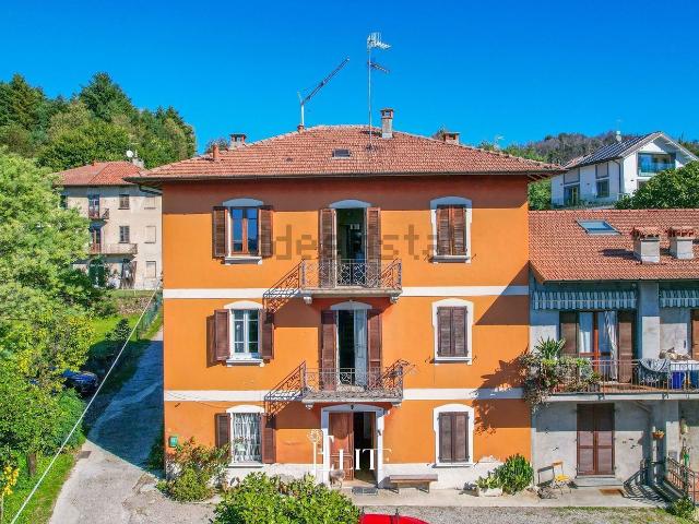 Casa in vendita a Angera, Lombardia