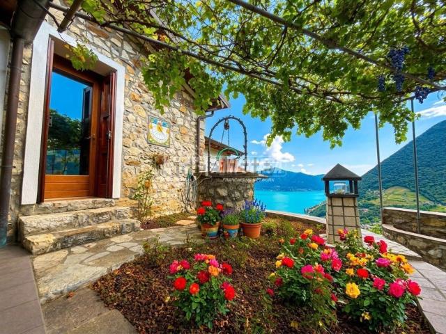 Casa in vendita a Tavernola Bergamasca, Lombardia