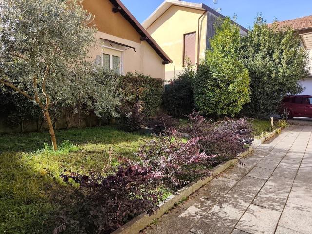 Casa in vendita a Mercallo, Lombardia