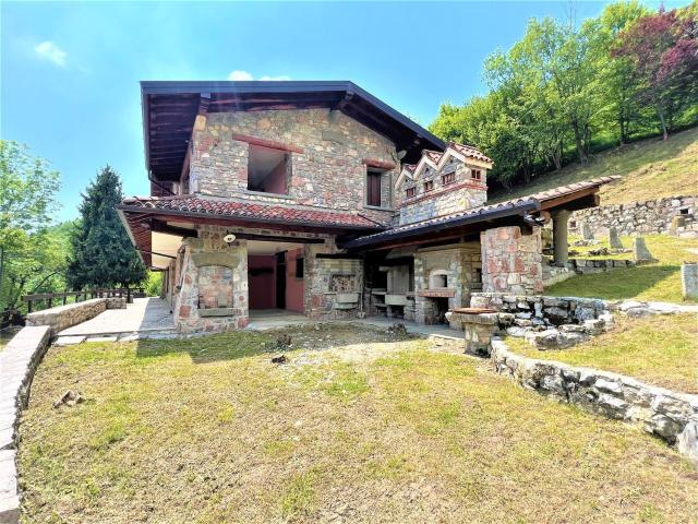 Casa in vendita a Adrara San Martino, Lombardia