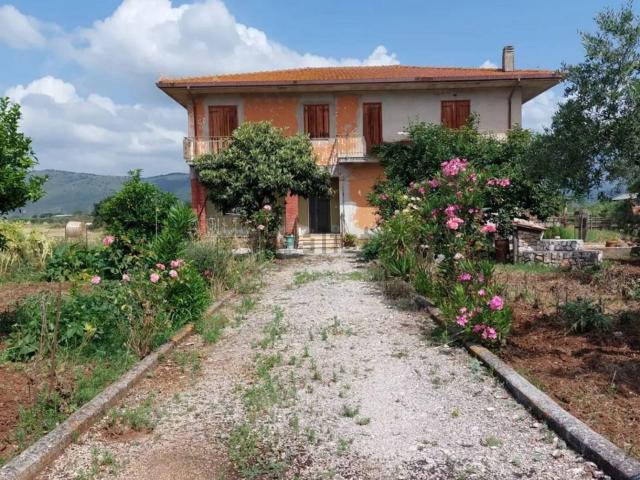 Casa in vendita a Priverno, Lazio