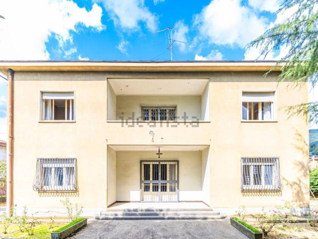 Casa in vendita a Nembro, Lombardia
