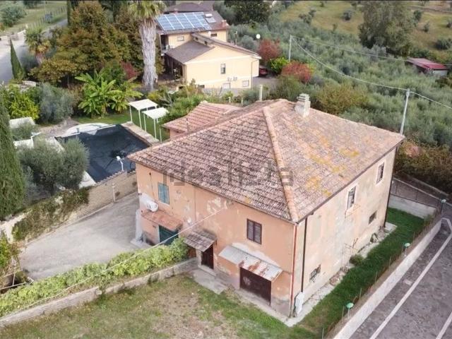 Casa in vendita a San Giorgio, Tarano