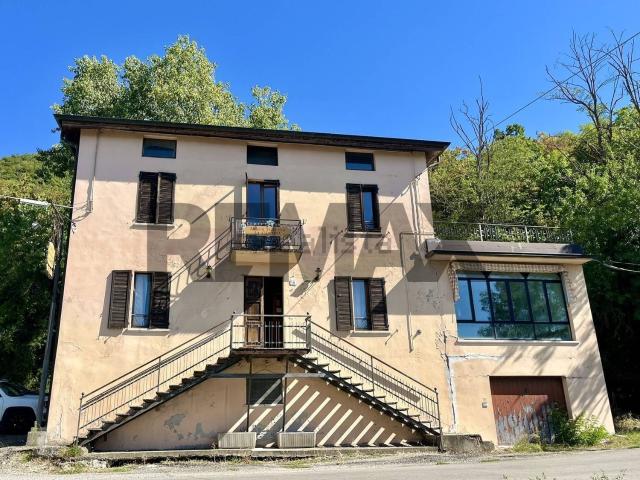 Casa in vendita a Besozzola Chiesa, Pellegrino Parmense