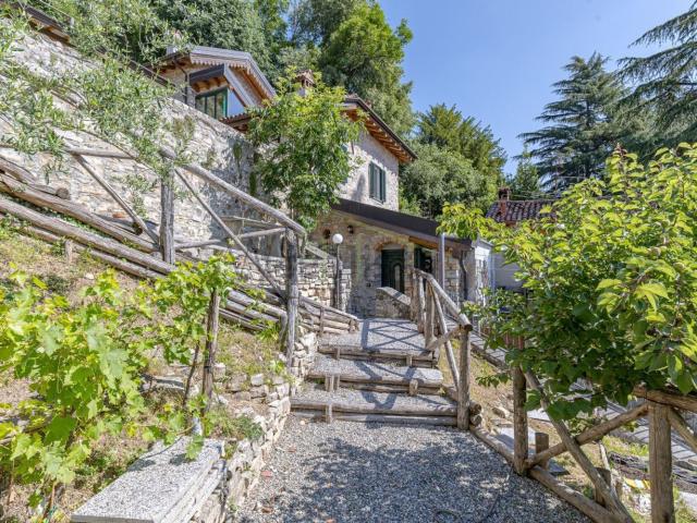 Casa in vendita a Albavilla, Lombardia
