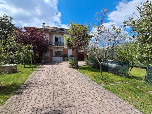 Casa in vendita a Unione dei Comuni della Val Vibrata, Marche