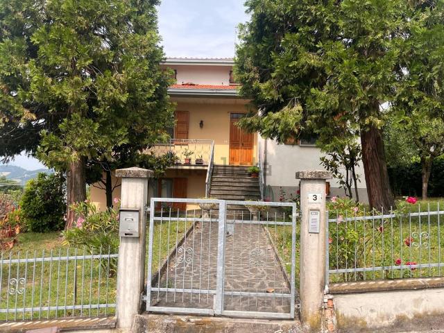 Casa in vendita a Varano De' Melegari, Reggio Emilia