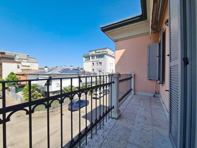 Casa in vendita a Modena, Rosselli