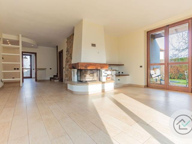 Casa in vendita a Daverio, Lombardia