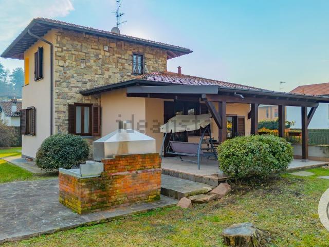 Casa in vendita a Daverio, Lombardia