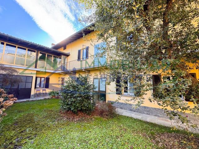 Casa in vendita a Angera, Lombardia
