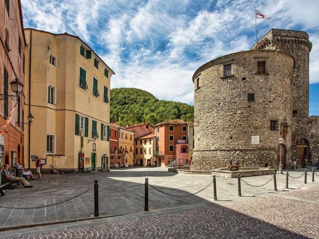 Casa in vendita a Varese Ligure, Liguria