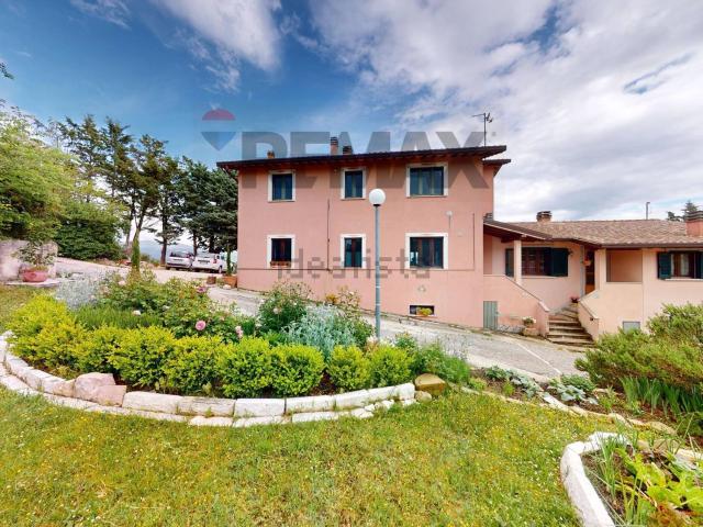Casa in vendita a Gualdo Tadino, Umbria