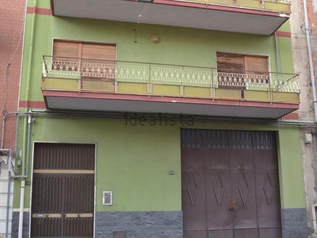 Casa in vendita a Adrano, Catania