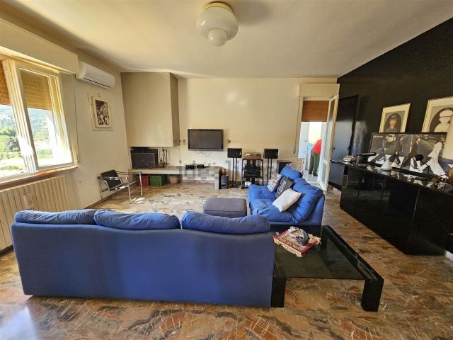 Casa in vendita a Serrone, Marche