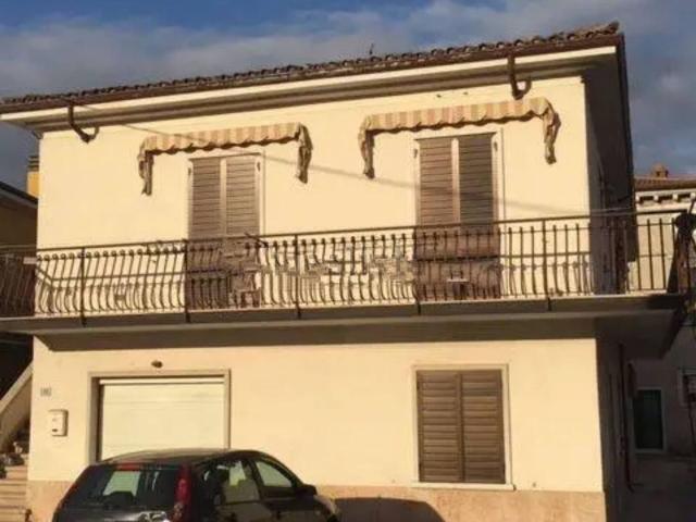 Casa in vendita a Dolcè, Veneto