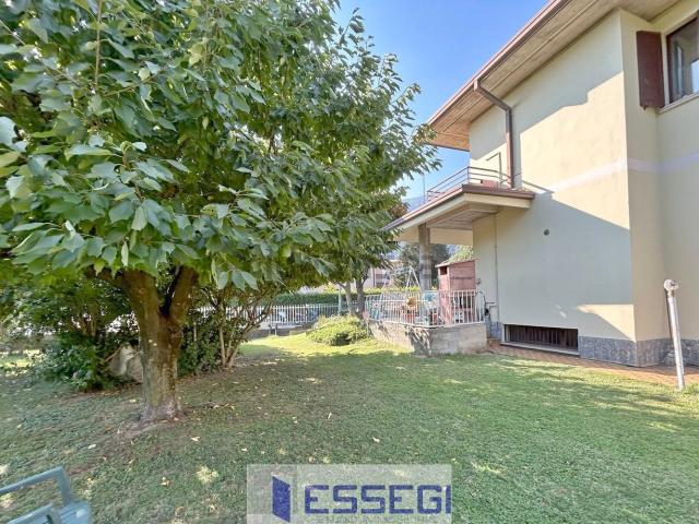 Casa in vendita a Erba, Como