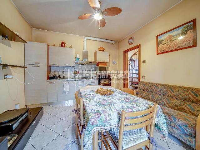Casa in vendita a Carnago, Lombardia
