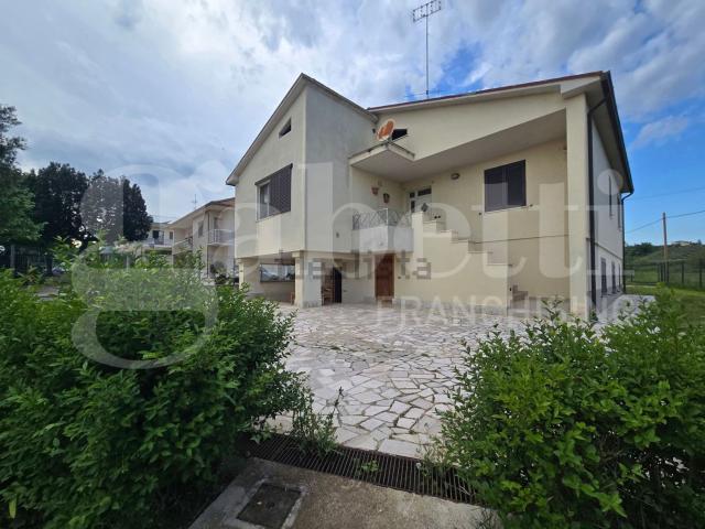 Casa in vendita a Zona Industriale di Colleranesco, Giulianova