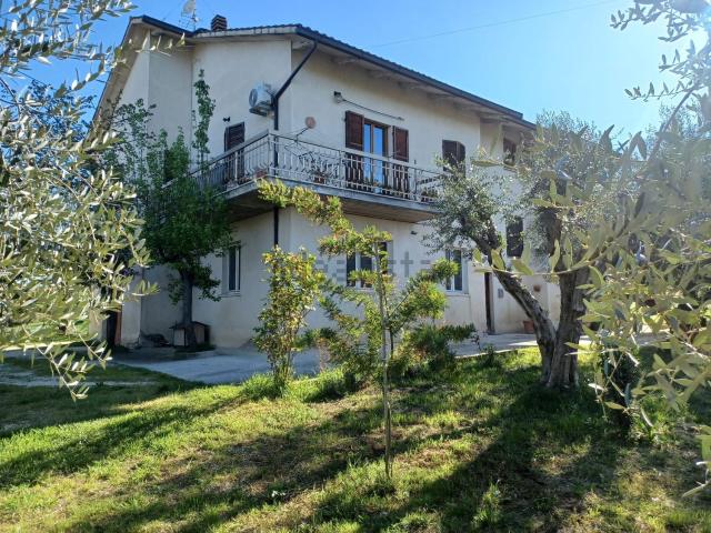 Casa in vendita a Colleverde, Marche
