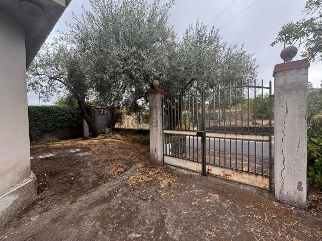Casa in vendita a Pedara, Catania