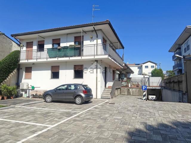 Casa in vendita a Carate Brianza, Lombardia