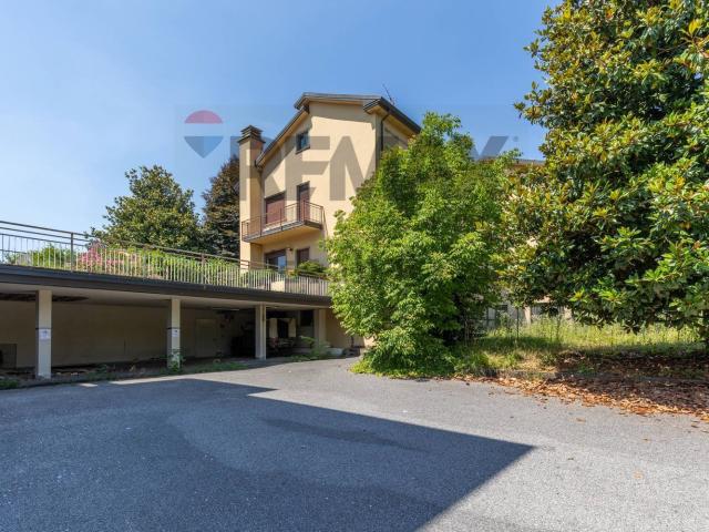 Casa in vendita a Barzago, Lombardia