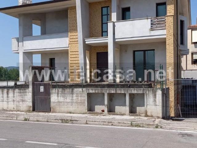 Casa in vendita a Vallefoglia, Marche