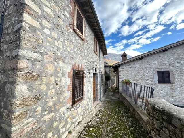 Casa in vendita a Sant'anatolia Di Narco, Umbria