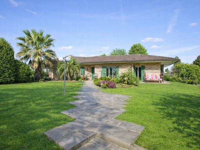 Casa in vendita a Lazzate, Lombardia