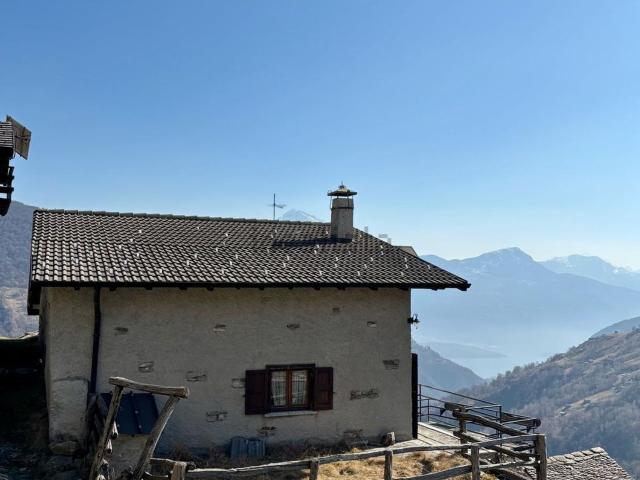 Casa in vendita a Livo, Lombardia
