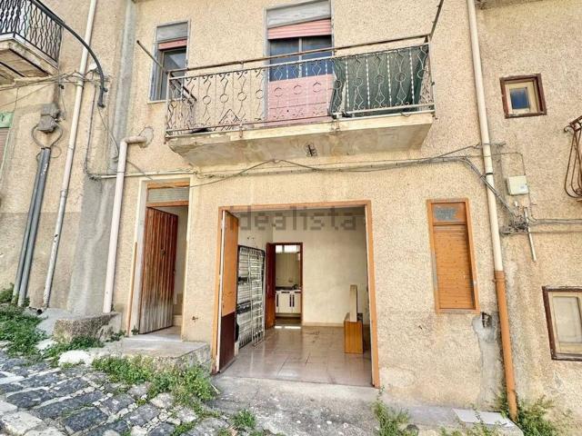 Casa in vendita a Palazzo Adriano, Sicilia