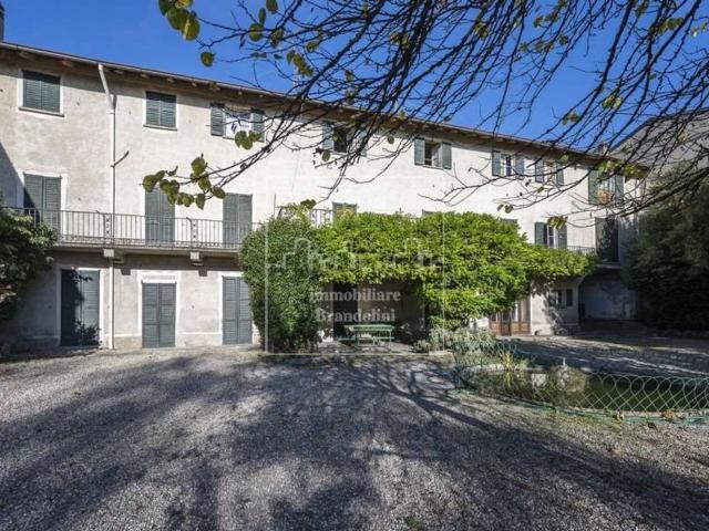 Casa in vendita a Barasso, Lombardia