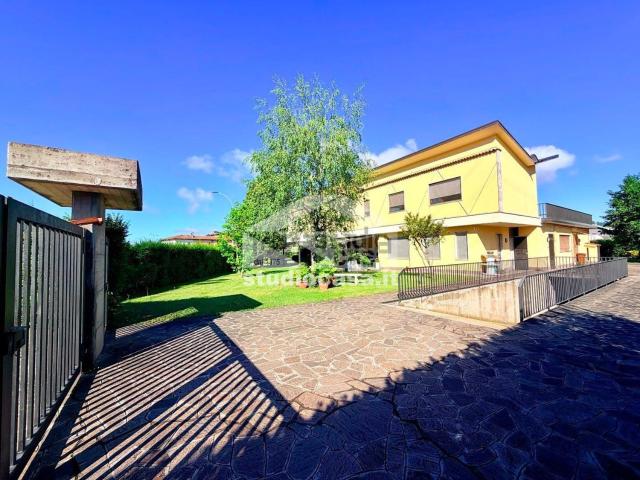 Casa in vendita a Gorlago, Lombardia