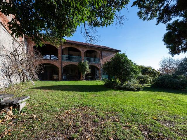 Casa in vendita a Barasso, Lombardia