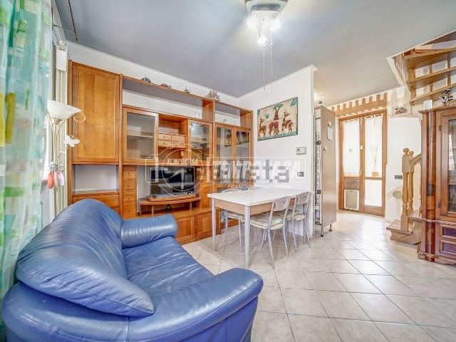 Casa in vendita a Carnago, Lombardia