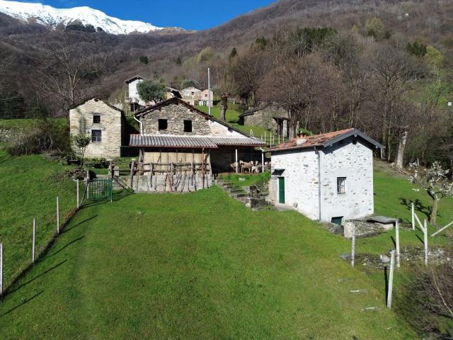 Casa in vendita a Musso, Lombardia