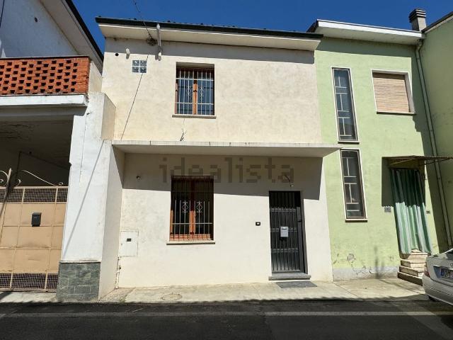 Casa in vendita a Breme, Lombardia
